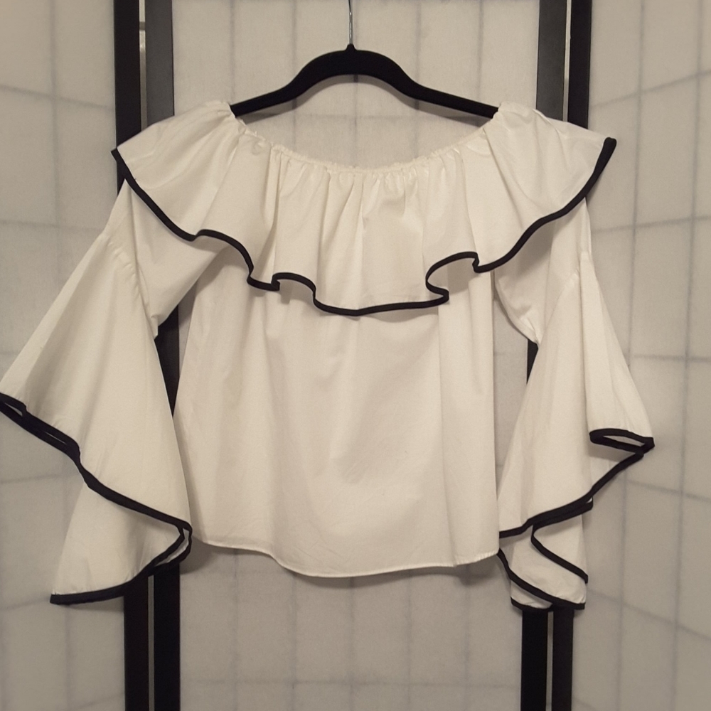 HP 🌟 White w/Black Trim Zara TOP Sz Small